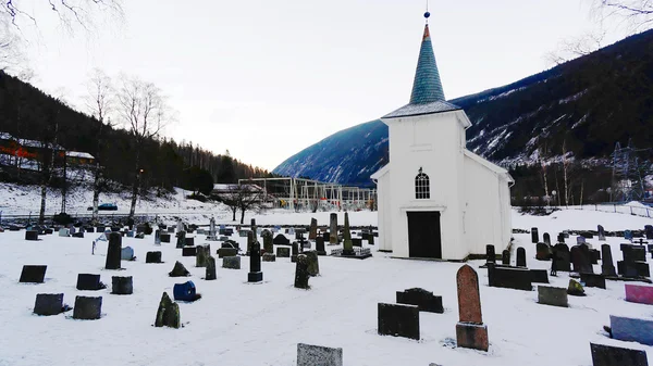 Hřbitovní kostel a dřevěný kostel vztahuje sníh — Stock fotografie