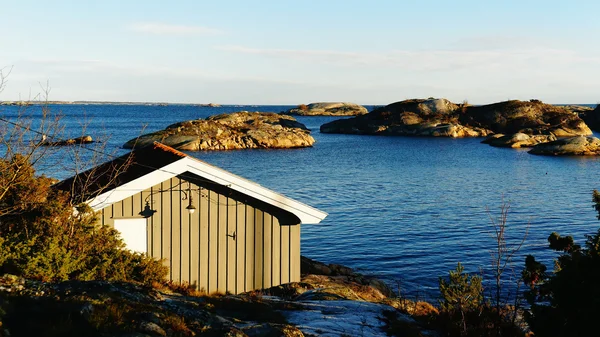 Liten stuga fiske nära fjorden — Stockfoto