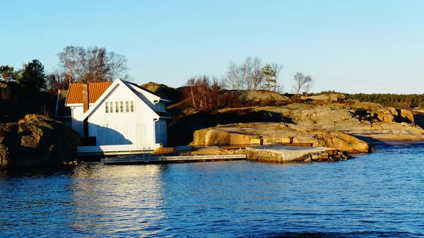 Witte houten huisje — Stockfoto