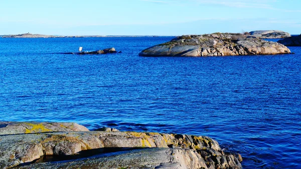 Rots eilanden in de fjord — Stockfoto