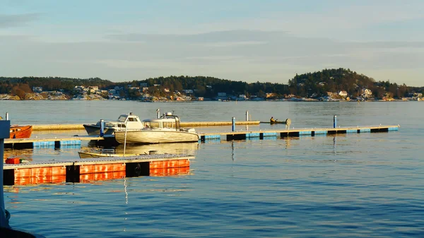 Boats moored to the floating platforms — Stock Photo, Image