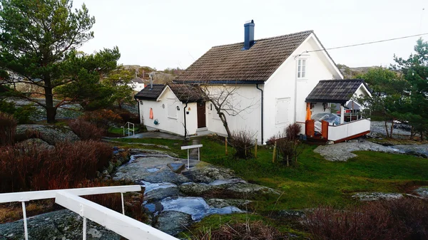 Maison traditionnelle en bois sur les rochers — Photo