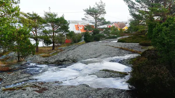 Vrstva ledu na skalách — Stock fotografie