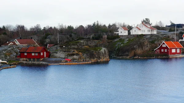 Pequenos pescadores vermelhos casas — Fotografia de Stock
