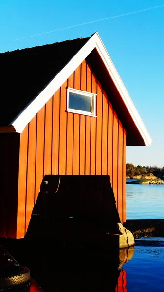 Garagem de madeira vermelha no barco — Fotografia de Stock