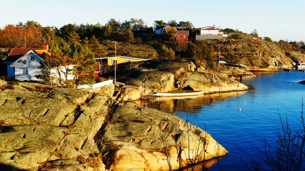 Small cottages, boats, and rocky islands — Stock Photo, Image