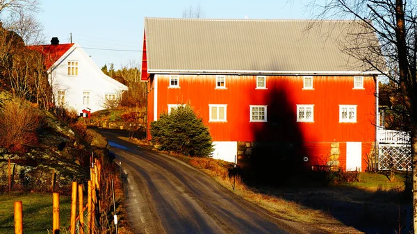 Höjd stor röd träbyggnad — Stockfoto