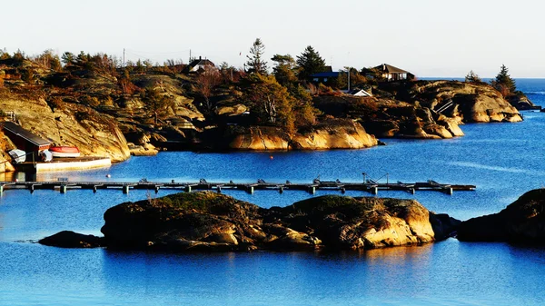 Pont métallique long vide, le long du fjord — Photo