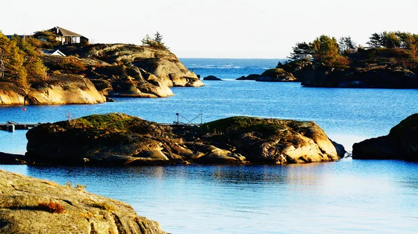 Остров в голубой воде фьорда — стоковое фото