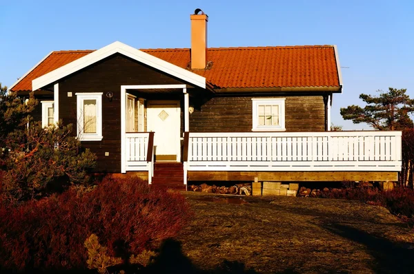 Alte hölzerne Sommerhütte — Stockfoto