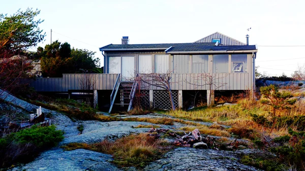 岩の上に建てられた夏の小屋 — ストック写真