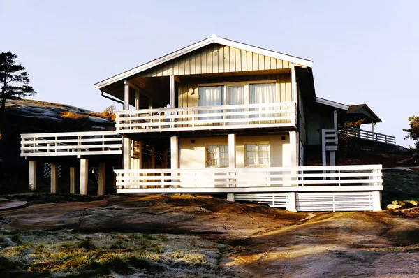 Storey cabine de verão de madeira — Fotografia de Stock