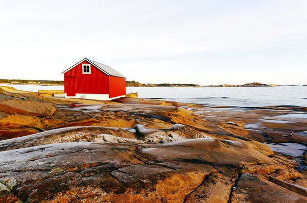 Red wooden cabin on the shore — Stock Photo, Image