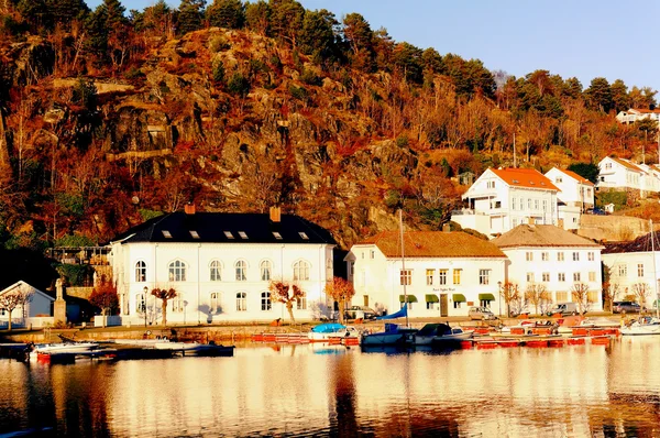 Norwegischer alter Hafen über hohe Klippen — Stockfoto