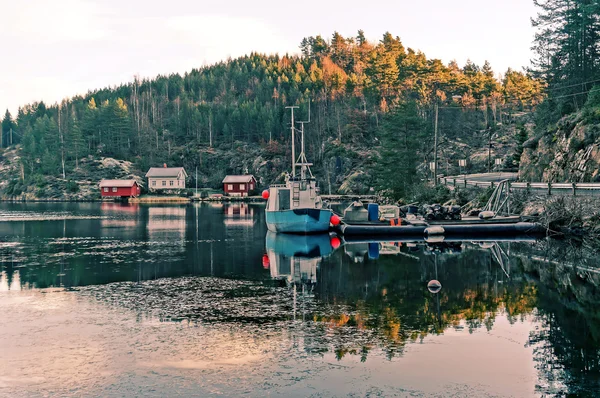 Flytdocka och liten fiskebåt förtöjd — Stockfoto