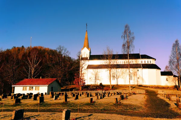 Cementerio con antigua iglesia de madera — Foto de Stock