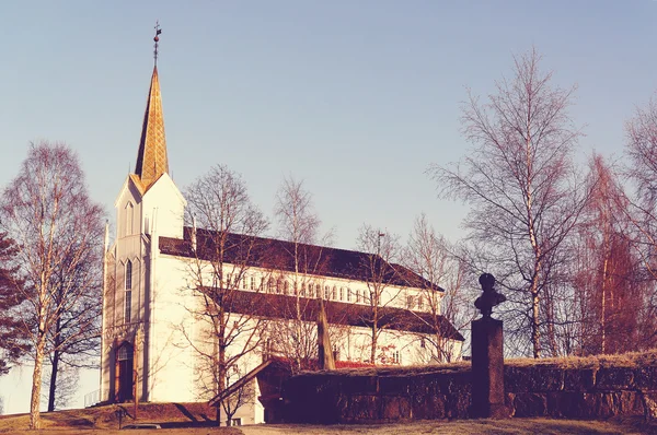 Monumento a Abel cerca de la Iglesia local en Gjerstad — Foto de Stock