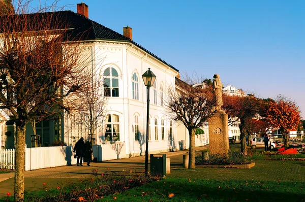 Straße mit alten Hafengebäuden am Kai — Stockfoto