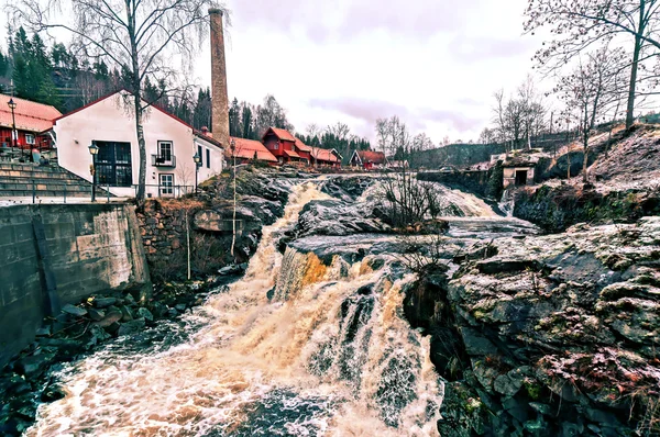 Chute d'eau se précipitant rivières — Photo