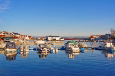 Quays fiyort üzerinde yüzen