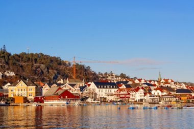 Binalar Fiyordu kıyısında