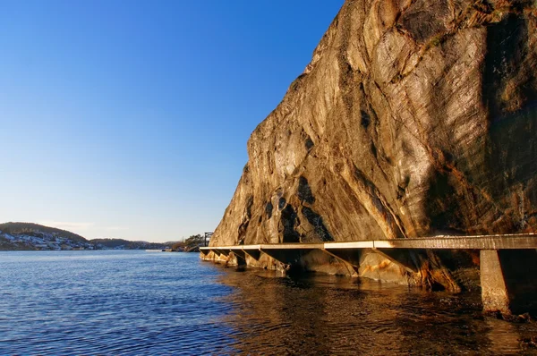 高い岩につながる木製の橋 — ストック写真
