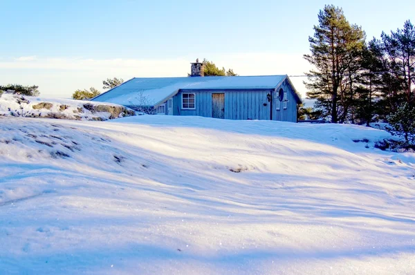 Graues Ferienhaus in einem verschneiten Wald — Stockfoto