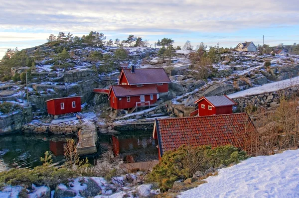 Trä fiskestugor på bay — Stockfoto