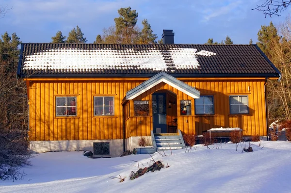 Mały żółty dom zbudowany z drewna — Zdjęcie stockowe