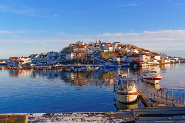 Motor boats moored in the harbor in winter — Stock Photo, Image