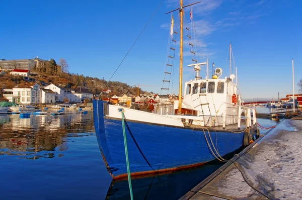 Blauwe vissersboot met een houten mast — Stockfoto