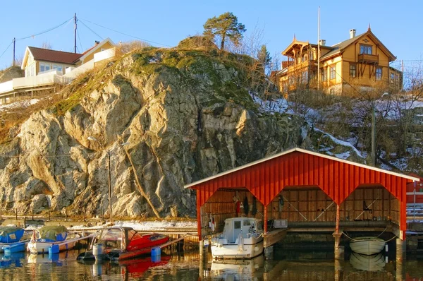 Rocher élevé sur les bâtiments en bois — Photo