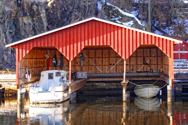 Rote Holzgarage für drei Boote — Stockfoto