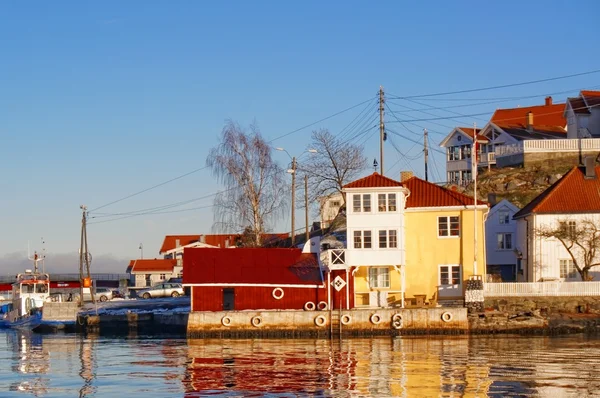 Eski binalar bağlantı noktasında bir kayalık ada — Stok fotoğraf