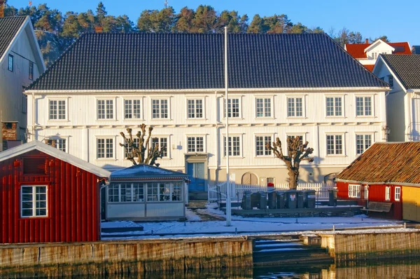 Den gamla vita byggnaden seder — Stockfoto