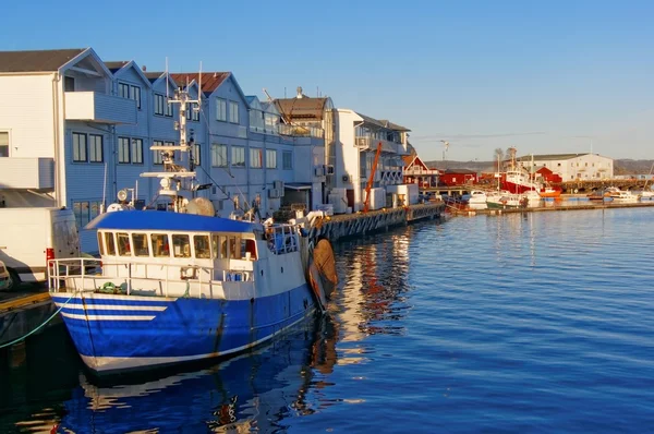 Beyaz ve mavi balıkçı teknesi wharf tamir — Stok fotoğraf