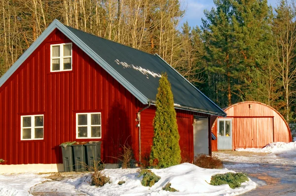 冬の赤い木製ガレージ ストック写真