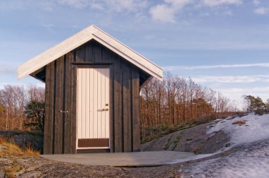 Siyah boyalı ağaç evler