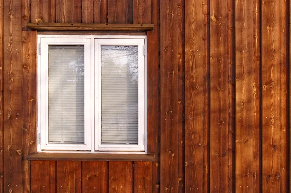 Białe okna z okiennicami — Zdjęcie stockowe