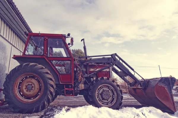 Stora gamla röda traktorn — Stockfoto