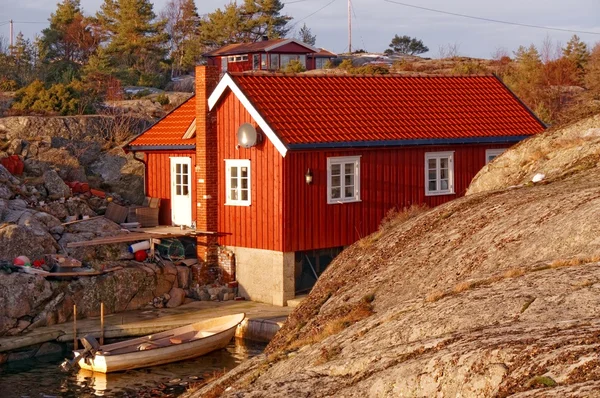 Rode cottage visserij tussen de rotsen — Stockfoto