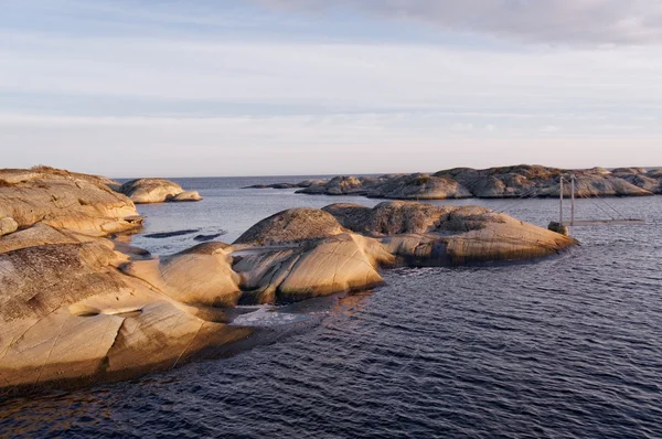 Dalgalı rock platformunda — Stok fotoğraf