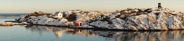 Cabine de verão de madeira na prateleira ondulante da ilha rochosa — Fotografia de Stock