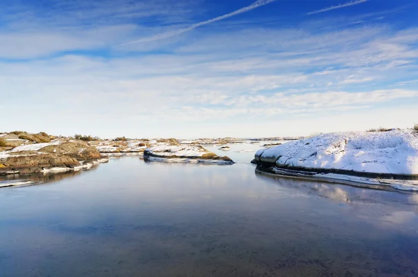 Bevroren water van de fjord bedekt met een dun laagje van sneeuw — Stockfoto