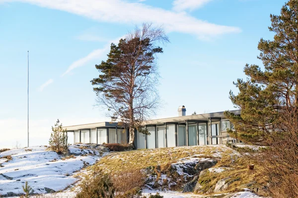 Lång och platt stuga, med stora fönster. — Stockfoto