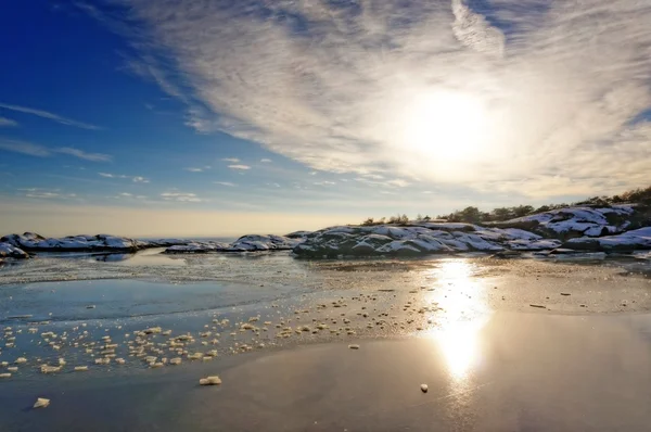 Zonsondergang achter witte wolken over fjord — Stockfoto