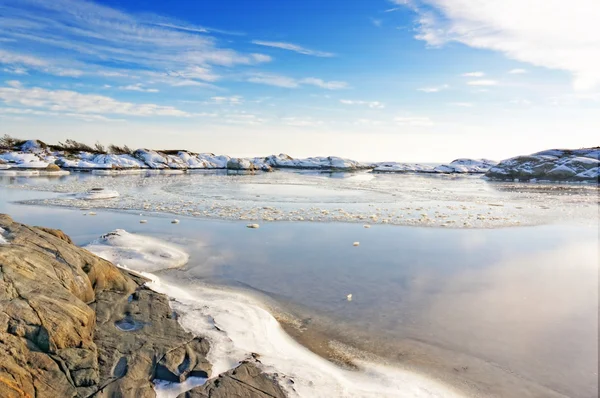 Sea tide at bay fjord visible in winter — Stock Photo, Image