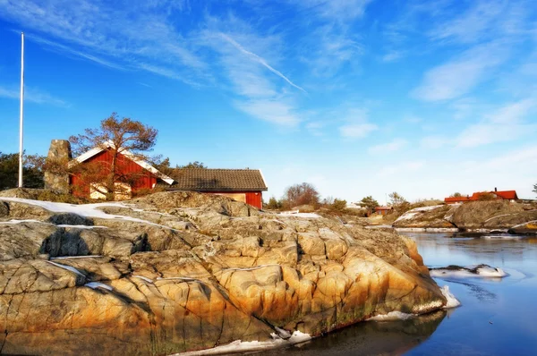 Chalet en bois rouge en fjord d'hiver — Photo