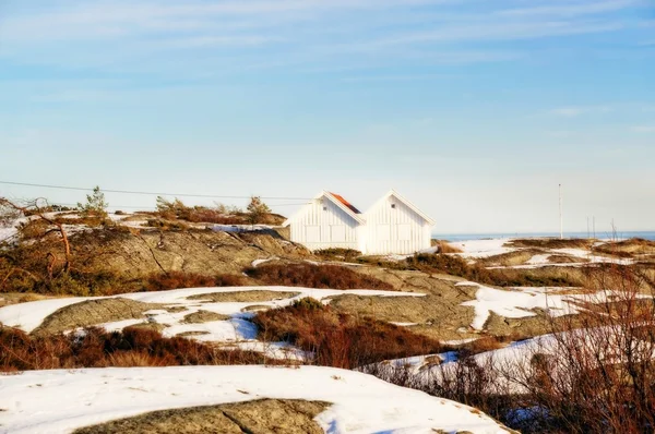 Två anslutna stugor på vågiga havet klipporna — Stockfoto