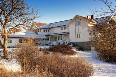 Yaşlı ve engelli kişi için uyarlanmış ahşap bina